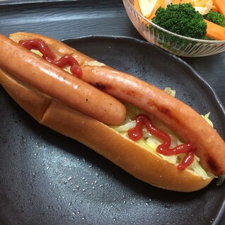 キャベツと玉ねぎ炒め入りのホットドッグ